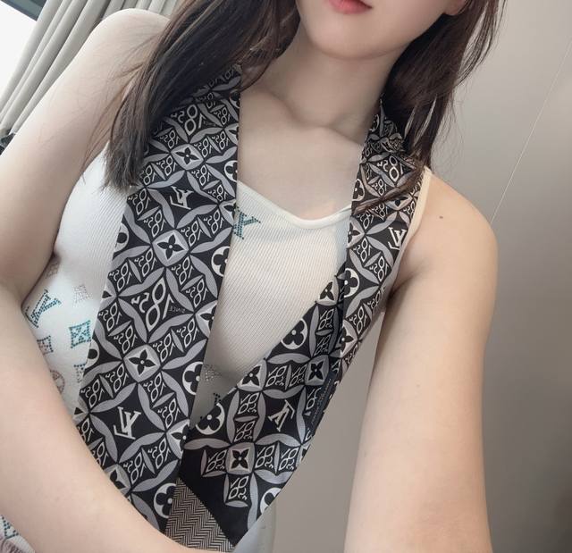 New Arrival, Lv's Signature Double-Layer Silk Hairband. A Must-Have Fashion Item