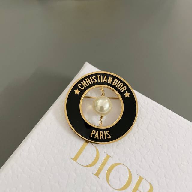 High-Quality Details As Shown In The Photo. D Black Circle Letter Brooch Z 3700.