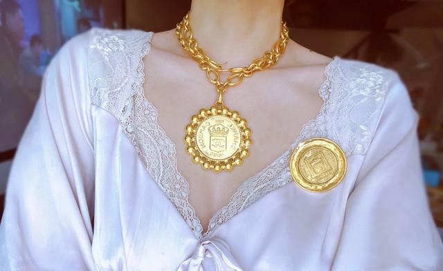 High-Quality, Details As Shown In The Photo. Xiang Kangpeng Gold Medal Brooch, V