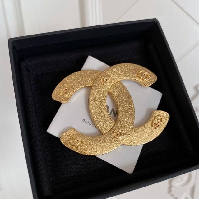 High-Quality, Details As Shown In The Photo. Fragrant Double C Brooch. Highly Re