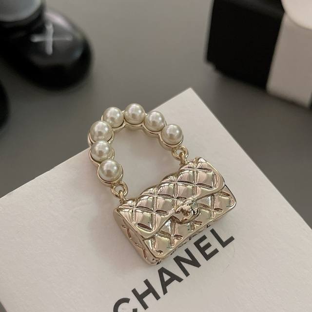 High-Quality, Details As Shown, Fragrant Bag Brooch. This Season's Hottest Serie