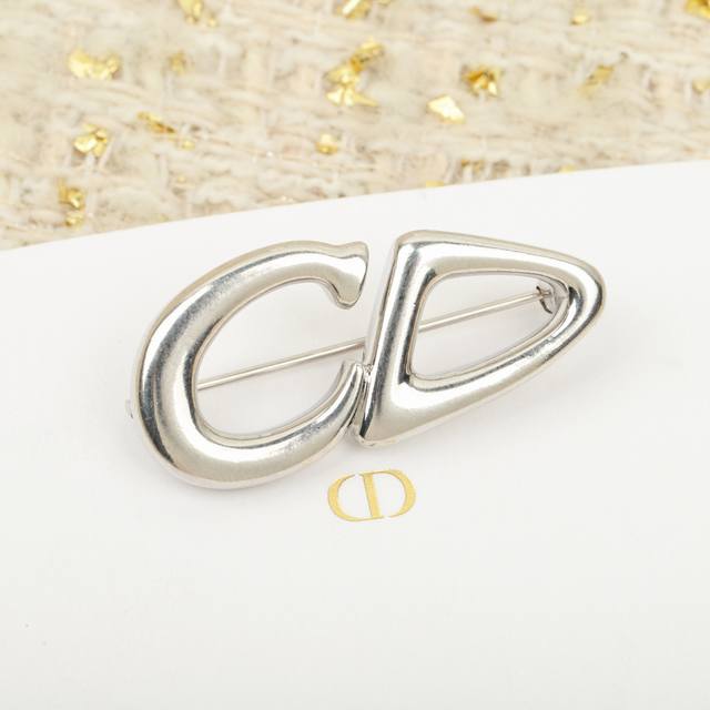 High-Quality, Details As Shown. Di R Cd Letter Brooch. Super Beautiful And Uniqu