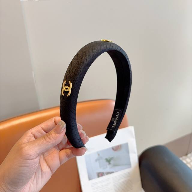 With Packaging Chanel Chanel New Exquisite Letter Hairband, Retro Influencer-Fav