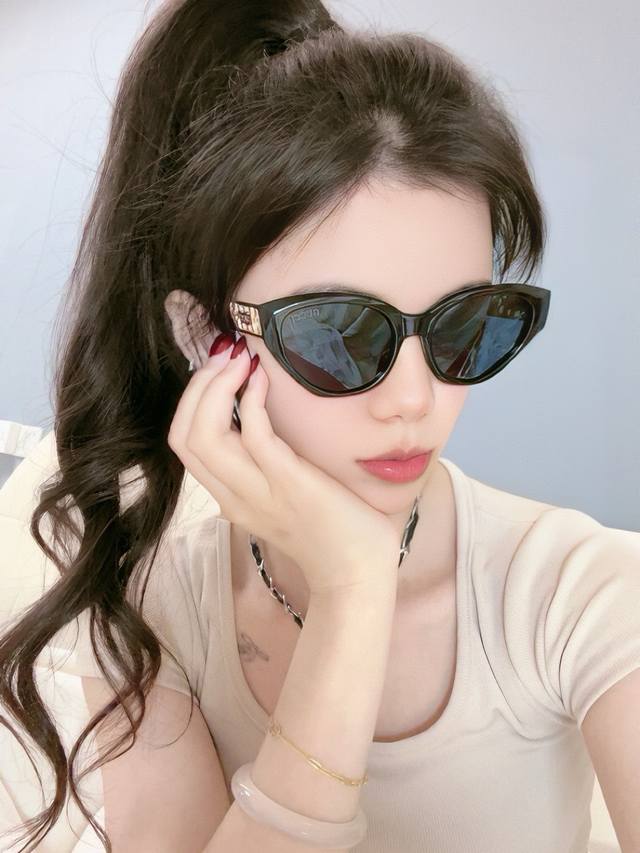 Gucci 2025 Spring New Arrival Trendy Best-Seller Fashionable Small-Frame Sunglas