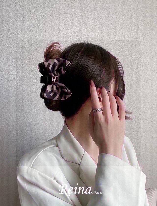 With Packaging Fendi New Hair Clip, Acrylic Grab Clip, Ultra-Exquisite Edges, A