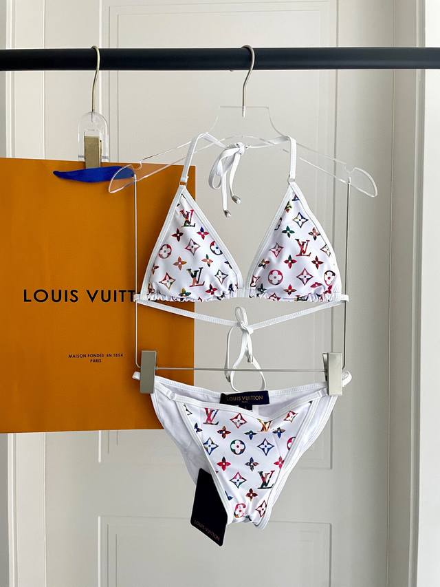 Lv Bikini - The Top Is Super Flattering! Available Simultaneously At Major Depar