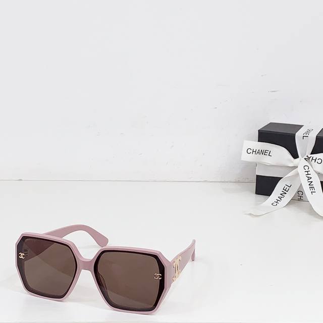 Chanel Model: 77865 Size: 52 140