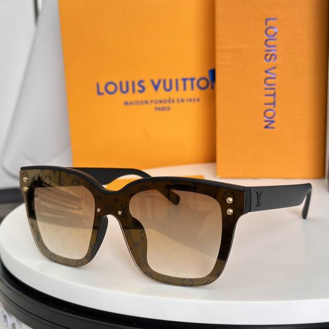 Louis Vuitto*Model: Z2455U Size: 52 Ports 22-145