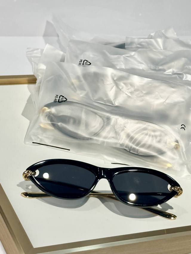 Bottega Veneta Model: 1390 Size: 62 17-140