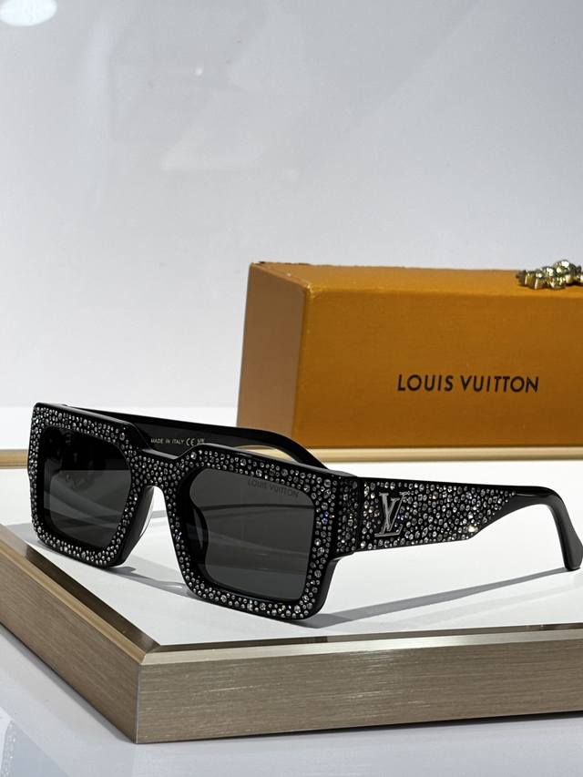 Louis Vuitton* Model: Z2396E Size: 54Mm 22 145