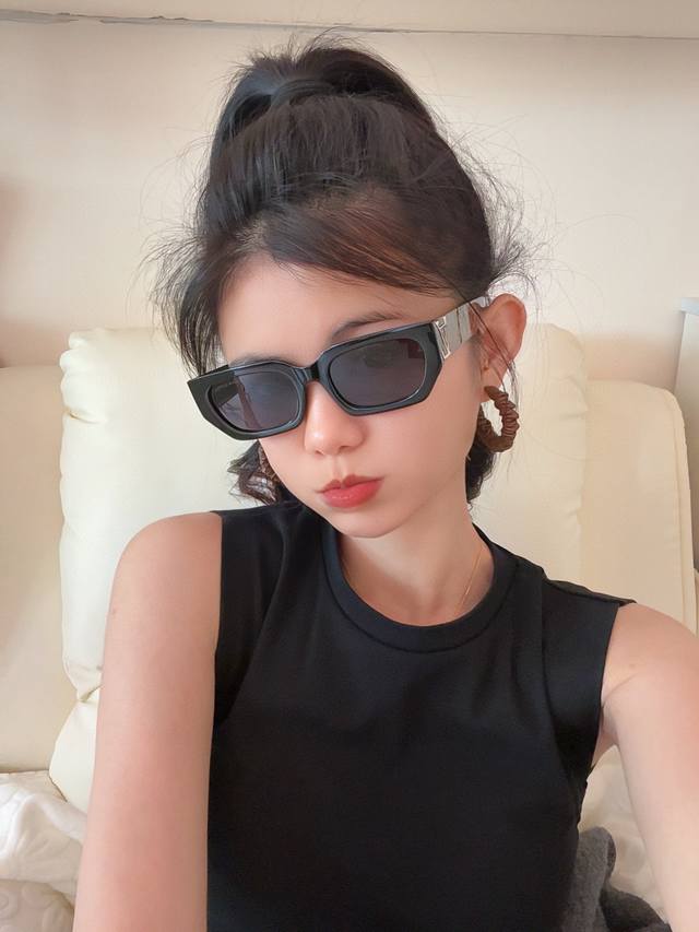 Lv 2025 Spring New Arrival, Trendy Bestseller, Fashionable Square Frame Sunglass