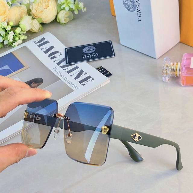 Versac*2025 New Arrival Frameless Edged Human Head Decoration High-End Luxury-St