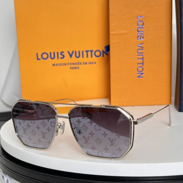 Louis Vuitton*Model: Z1316 Size: 61 Mouth 14-145