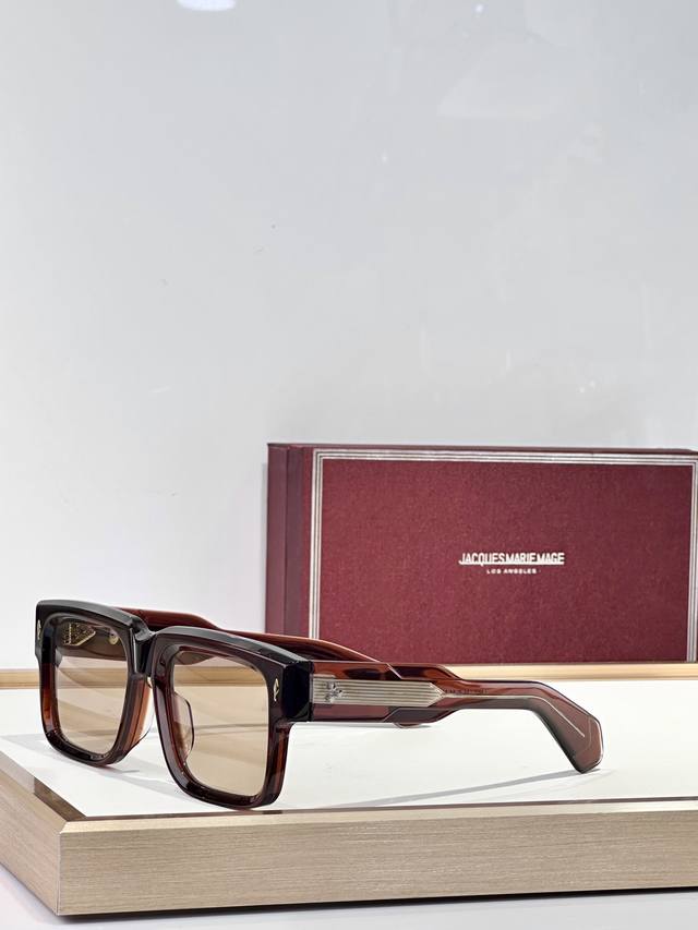 Color-Changing Jacques Marie Mag Model: Hemmings Size: 55 X 22