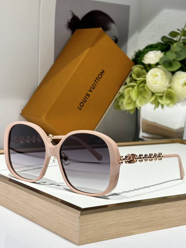 Louis Vuitto* Model: Z1585E Size: 60-14-145