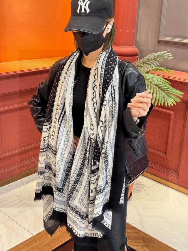 New Arrival - Truly Amazing! Lv Thin Cashmere Long Scarf. This Cashmere Scarf Fe