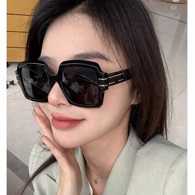 Dior Street-Style Retro Elegant And Avant-Garde Signature Square Sunglasses For