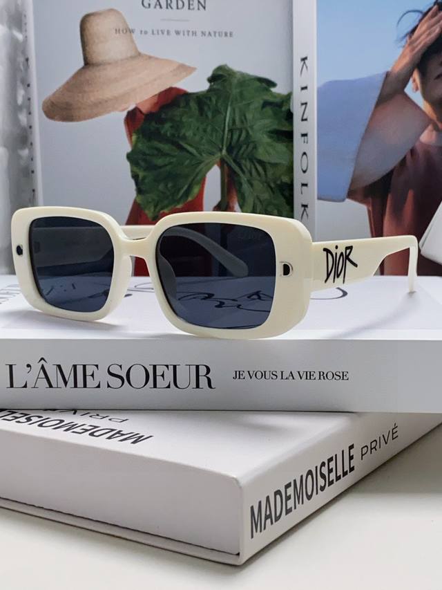 Dior 2025 New Arrival Influencer-Style Small Frame Polarized Sunglasses, Face-Sl