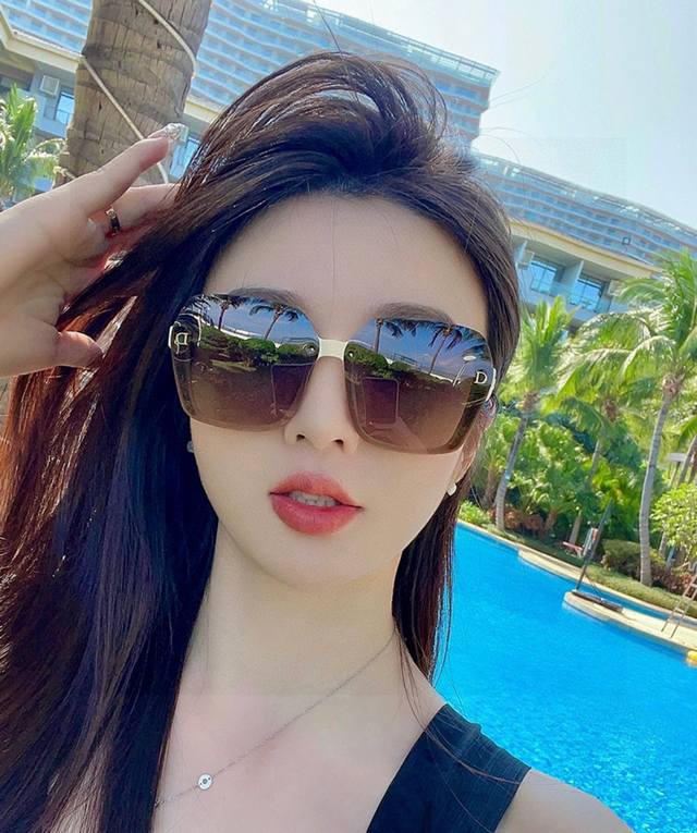 Dior Polarized Sunglasses With A Fashionable Design. World-Class Luxury Brand, Q