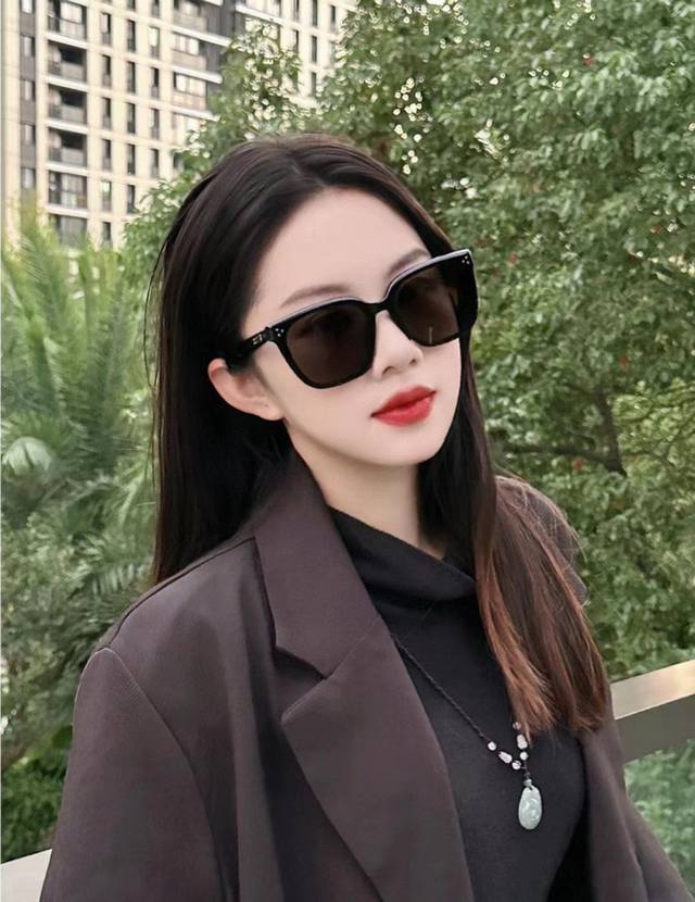 Gucci 2025 Spring New Arrival One-Piece Frame Sunglasses, Small Frame Sunglasses