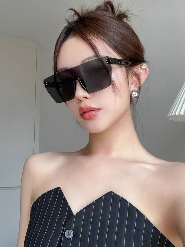 Dio* European And American Oversized Frame One-Piece Flat Sunglasses For Women,