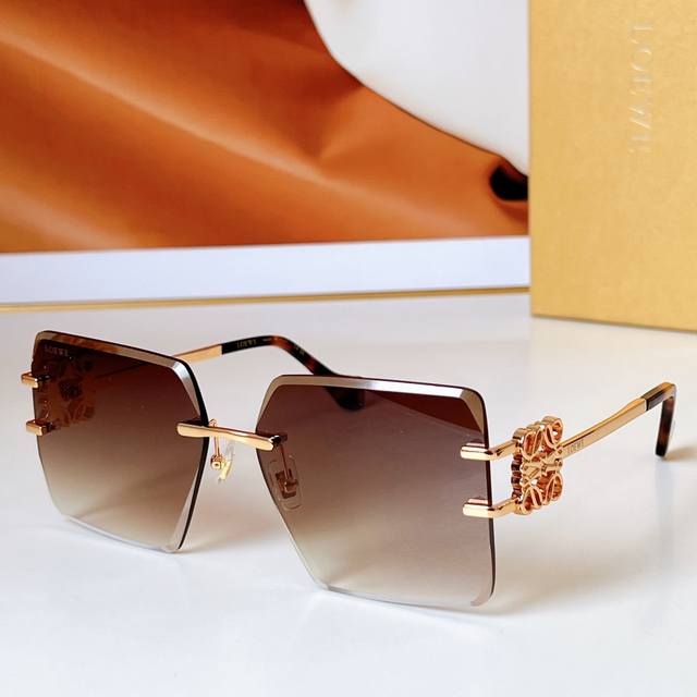 Loewe Oversized Model: Hw2057 Size: 62 X 16-135