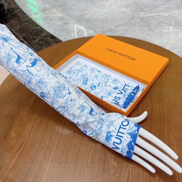 Louis Vuitton Louis Vuitton Official Summer New Arrival Ice Sleeve. Trendy And F