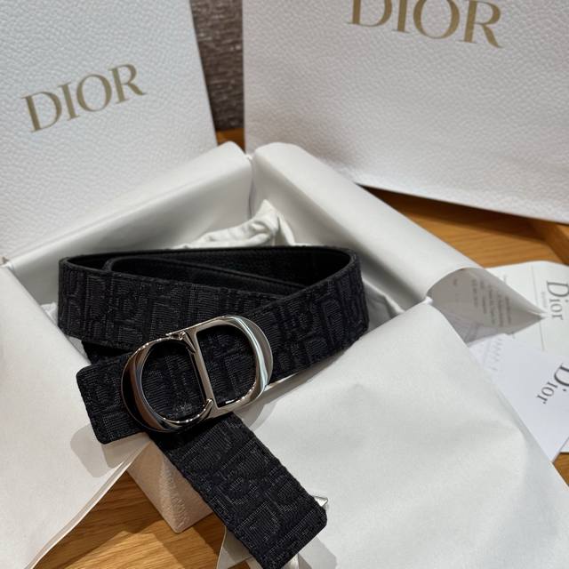 Double-Sided Belt This Double-Sided Belt Combines Classic Elegance With Modern S