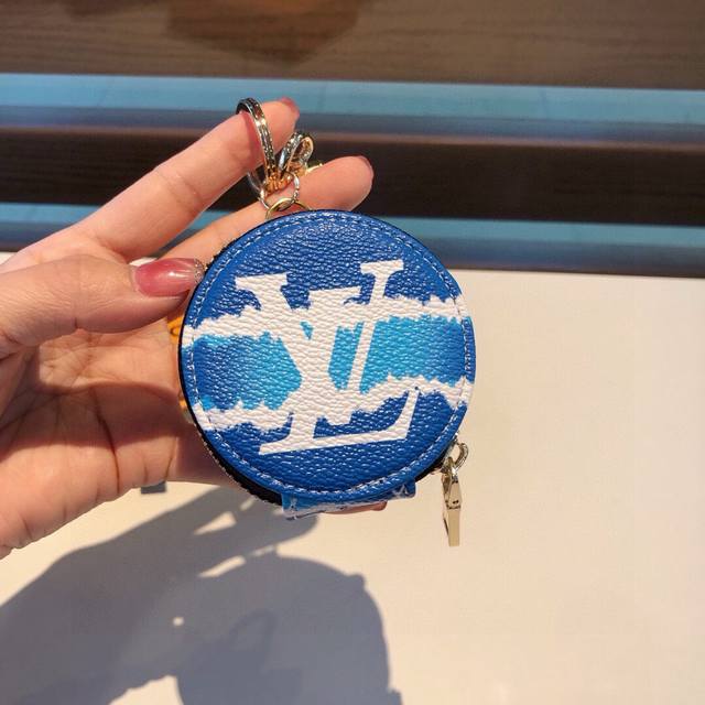 Lv Beach-Style Iridescent Bluetooth Earbud Case With Keychain, Universal Earbud