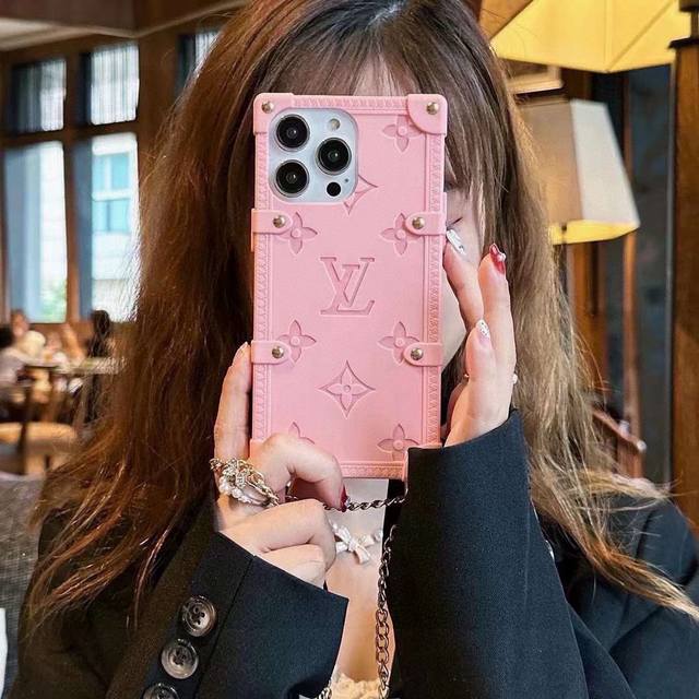Lv Official Website Synchronized Summer New Arrival, Stud Chain Phone Case, Can