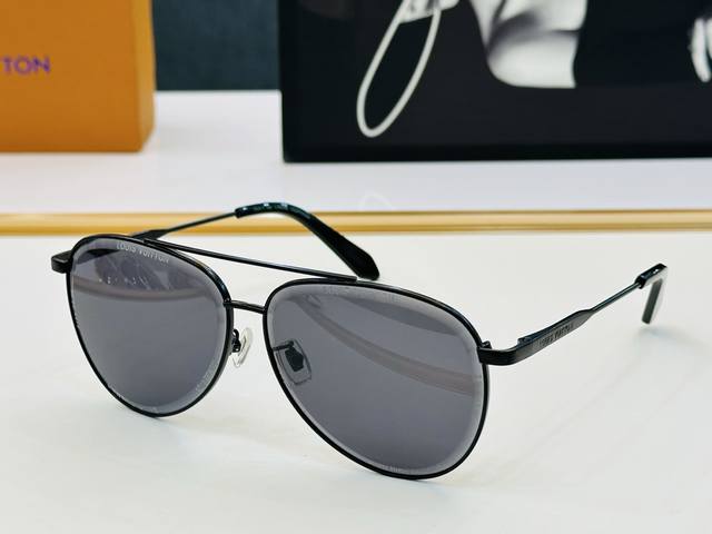 Louis Vuitton Z2636U Size: 62Mm 13-140 Vibrant, Showcasing Unique Personality An
