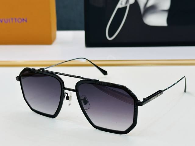 Louis Vuitton Z1318 Size: 56Mm 19-145 Vibrant, Showcasing Unique Personality And