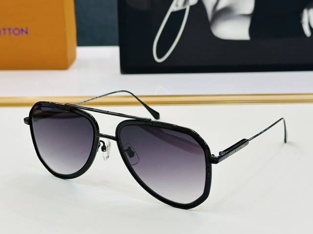 Louis Vuitton Z1317 Size: 56Mm 19-145 Vibrant, Showcasing Unique Personality And