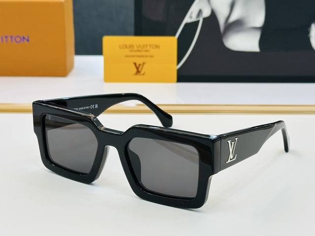 Louis Vuitton Z2703W Size: 54Mm 21-145 Vibrant, Showcasing Unique Personality An