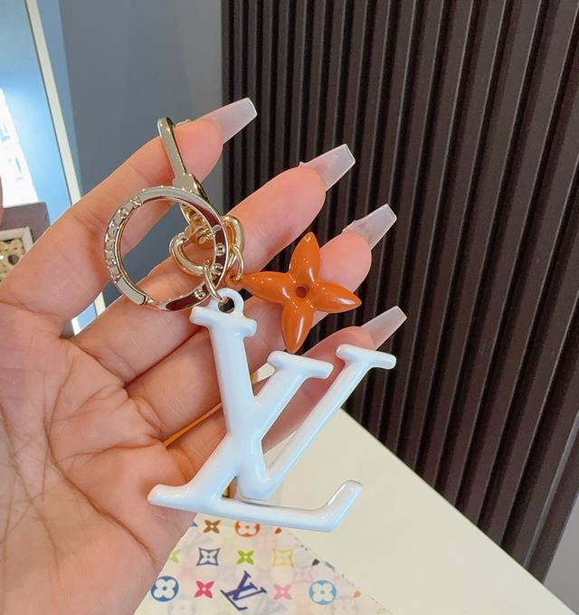 Lv Enamel Craft Lv Letter Keychain The Charm Of The Pop Flower Bag And Keychain