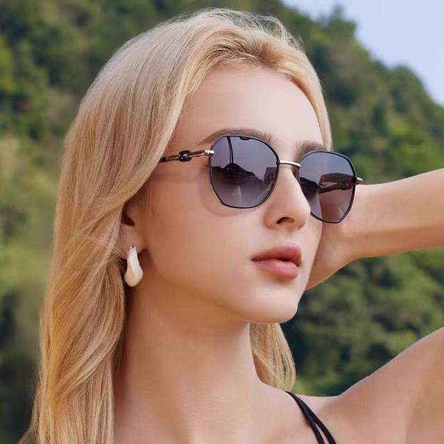 Louis Vuitton 2025 New Metal Polarized Sunglasses For Women, Polygonal Face-Cove