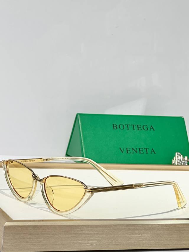 Bottega Veneta Model: Bv1346S Size: 56 X 17-145