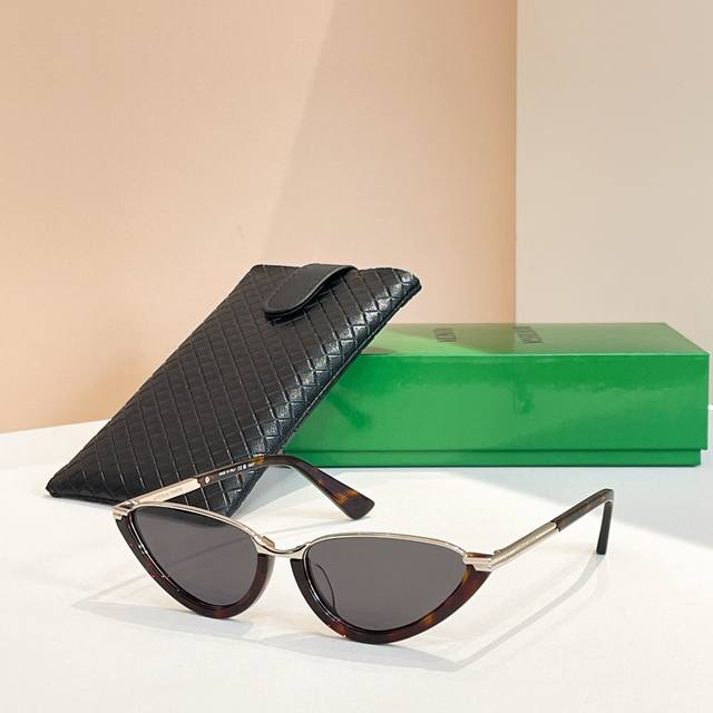 Bottega Venet*Model: Bv1346S Size: 56 Mouth 17-145