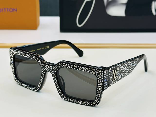 Louis Vuitton Z2396E Size: 54Mm 22-145 Vibrant And Unique, Showcasing Your Bold