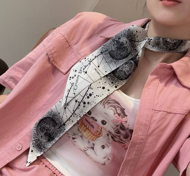 Dior's Latest Double-Layer Hairband.The More You Look At It, The More Beautiful