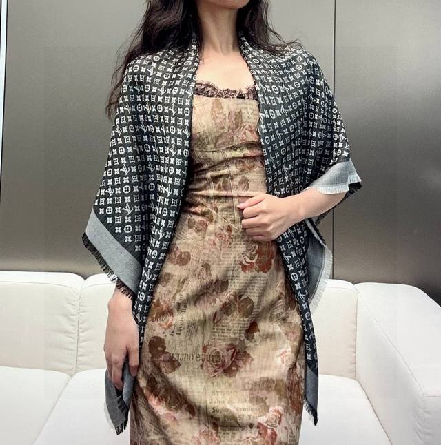Lv Freshly Released Amazing Small Shawl~! The Shawl Size Is A Rare 120Cm X 120Cm