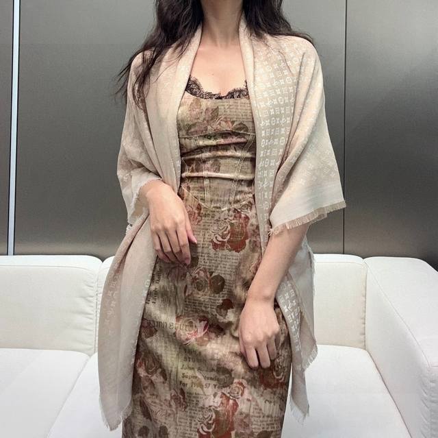 Lv Freshly Released Amazing Small Shawl~! The Shawl Size Is A Rare 120Cm X 120Cm