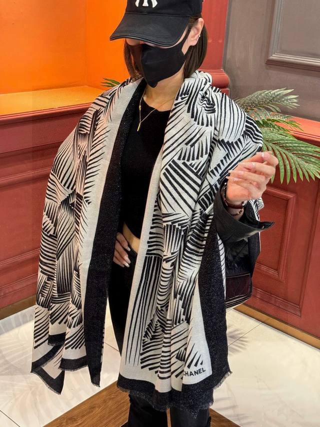Shimmering Cashmere Scarf With Double C-Shaped Letter Design. Vip Recommendation