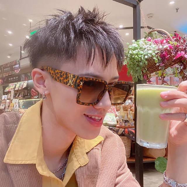 Louis Vuitton 2025 New Ins-Style Square Frame Sunglasses, Same As Those Worn By