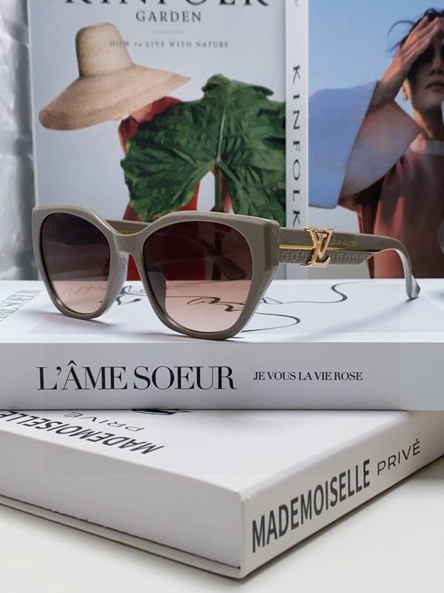 Lv Louis Vuitton Thick-Frame Multi-Angled Acetate Sunglasses For Women, European