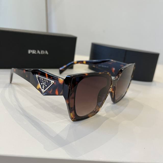 Prada 2025 New Arrival Classic Triangle Logo Women's Fashion Butterfly Cat-Eye S