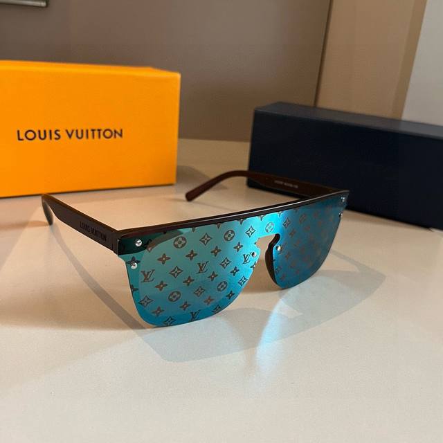 A Tacky Or Flashy Vibe. Suitable For Both Men And Women, Very Fashionable. #Lv S