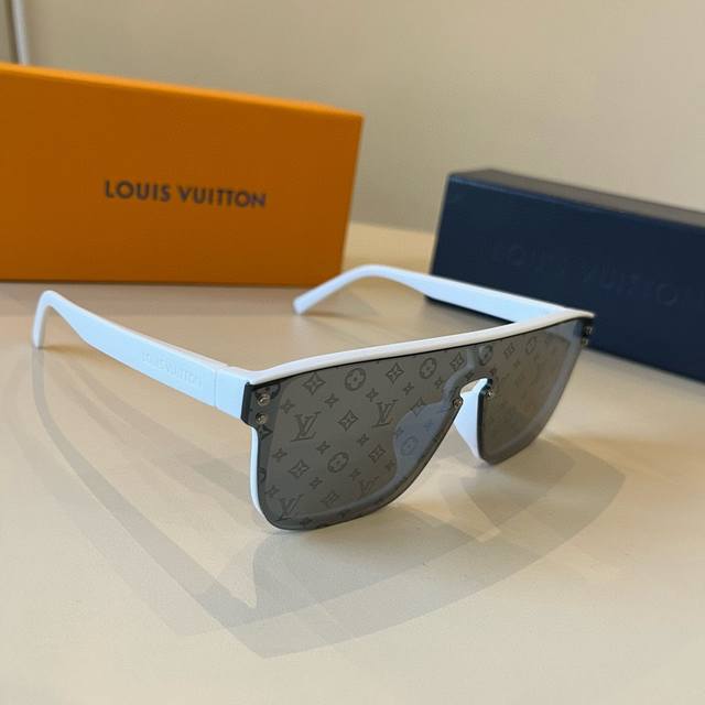 A Tacky Or Flashy Vibe. Suitable For Both Men And Women, Very Fashionable. #Lv S