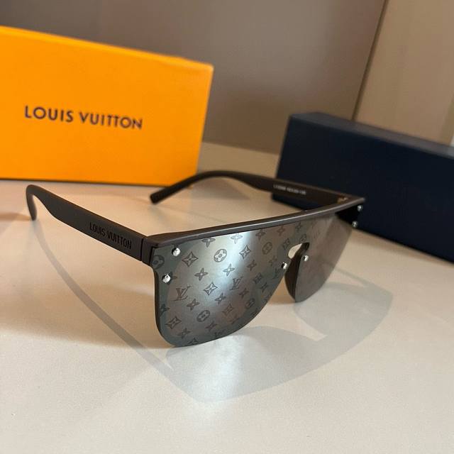 A Tacky Or Flashy Vibe. Suitable For Both Men And Women, They're Very Fashionabl