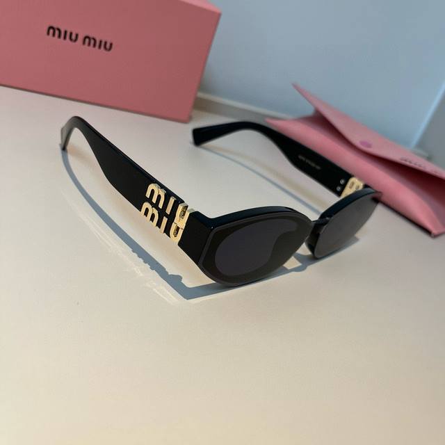 Miu Miu Cat-Eye Sunglasses, Recommended By Major Influencers And Bloggers.
